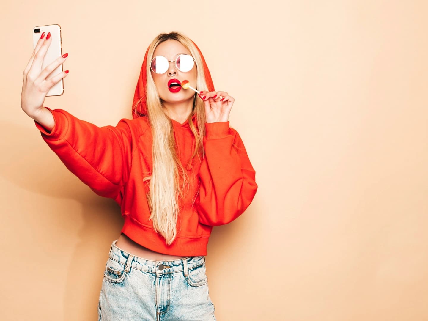 Runway to Digital: The Evolution of Modeling in the Social Media Era